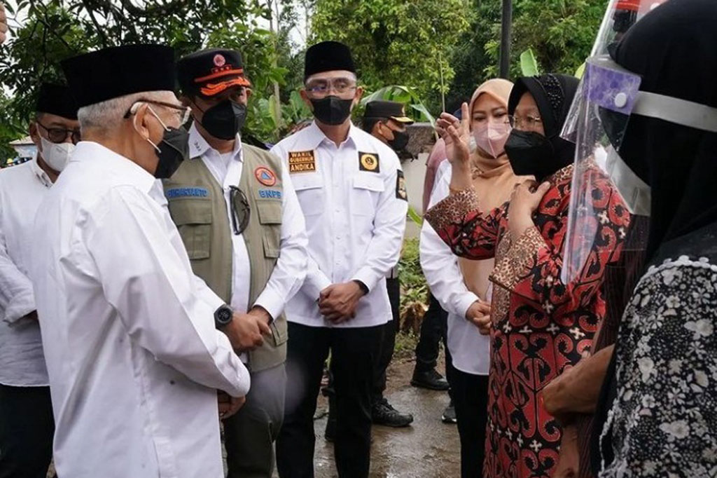 Dalam kesempatan tersebut, Wapres secara simbolis menyerahkan bantuan kepada warga korban gempa dan melakukan dialog.