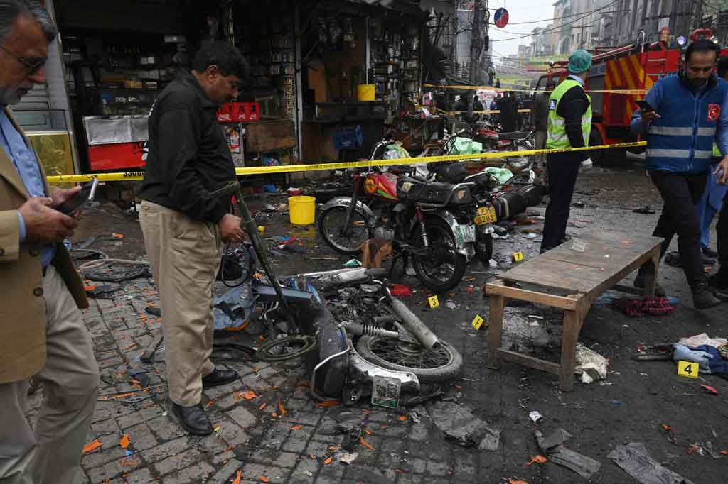 Petugas keamanan memeriksa lokasi ledakan bom di kawasan perbelanjaan ramai di Lahore, Pakistan, Kamis, 20 Januari 2022.