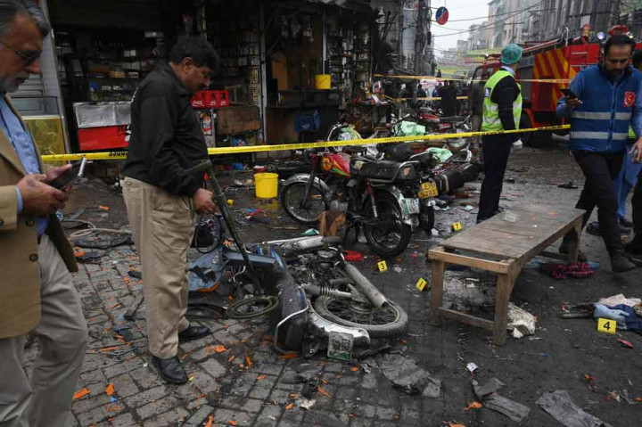 Petugas keamanan memeriksa lokasi ledakan bom di kawasan perbelanjaan ramai di Lahore, Pakistan, Kamis, 20 Januari 2022.