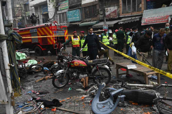 Sedikitnya dua orang meninggal dunia dan 22 luka-luka akibat ledakan bom di distrik perbelanjaan yang sibuk di Kota Lahore, Pakistan, Kamis, 20 Januari 2022.
