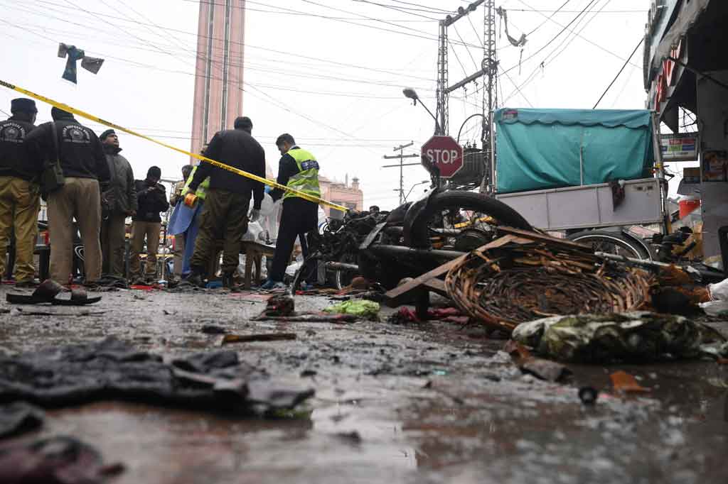 Belum ada pihak yang mengaku bertanggung jawab terkait peristiwa tersebut, tetapi ada serangkaian ledakan dan serangan terhadap polisi sejak Desember, ketika gencatan senjata antara pemerintah dan Taliban Pakistan gagal.