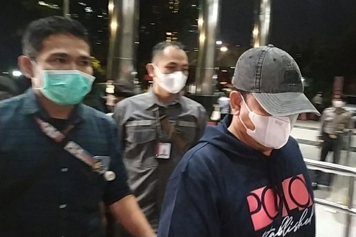 Tersangka Iskandar dikawal petugas berjalan masuk untuk menjalani pemeriksaan di gedung Komisi Pemberantasan Korupsi (KPK), Jakarta, Kamis, 20 Januari 2022 malam.