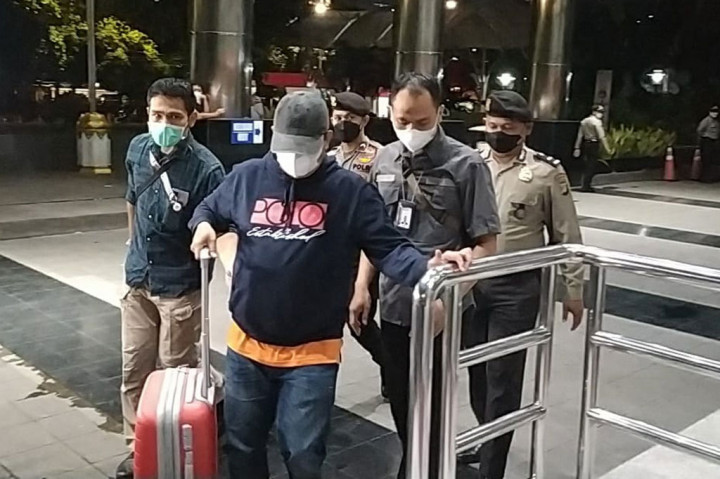 Sebelumnya, tim gabungan Polda Sumatera Utara bekerjasama dengan Polres Langkat menangkap Iskandar, tersangka kasus korupsi yang melibatkan saudaranya, Bupati Langkat pada Rabu, 19 Januari 2022.
