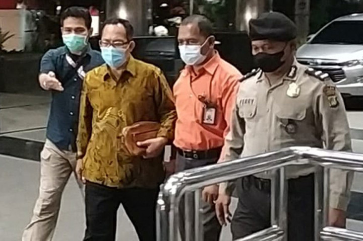 Hakim-Panitera yang Terjaring OTT di Surabaya Tiba di Gedung KPK