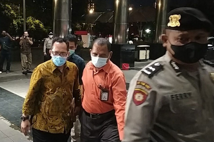 Hakim-Panitera yang Terjaring OTT di Surabaya Tiba di Gedung KPK