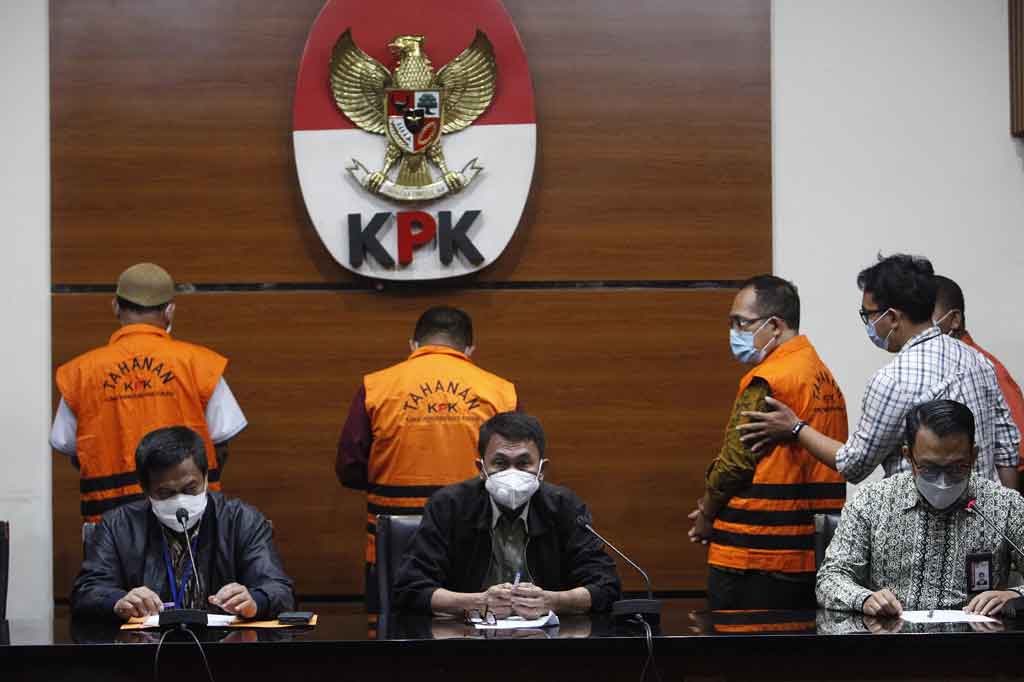 Hakim Pengadilan Negeri (PN) Surabaya Itong Isnaeni Hidayat (IIH) beserta Panitera Pengganti Pengadilan Negeri Surabaya Hamdan (HD) dan pengacara atau kuasa hukum PT Soyu Giri Primedika (SGP) Hendro Kasiono (HK) resmi ditahan oleh KPK usai ditetapkan sebagai tersangka kasus dugaan suap pengurusan perkara di PN Surabaya, Jawa Timur.