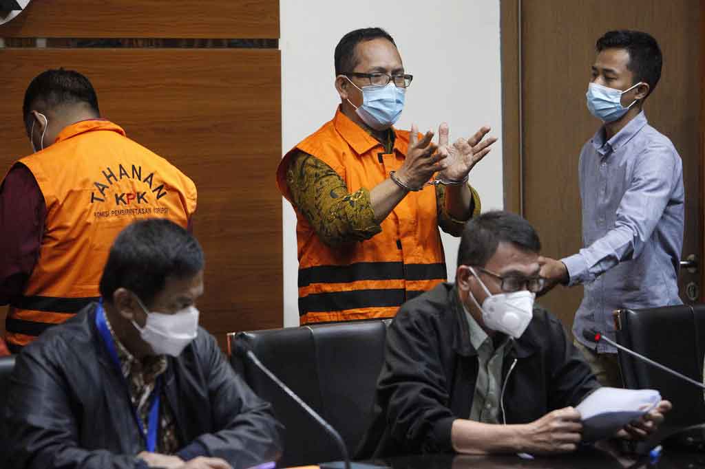 Nawawi menyampaikan bahwa Itong Isnaeni Hidayat (IIH) ditahan di Rutan KPK Kaveling C1, Jakarta. Lalu, Hamdan (HD) ditahan di Rutan Polres Jakarta Timur serta Hendro Kasiono ditahan di Rutan Polres Metro Jakarta Pusat.