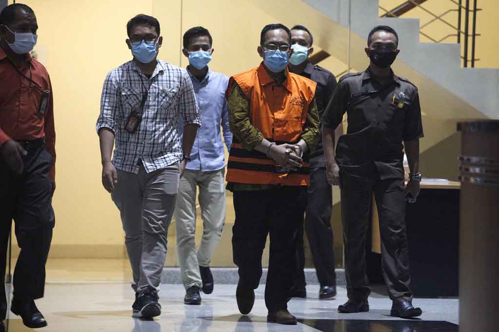 Atas perbuatannya, tersangka Hendro Kasiono (HK) sebagai pemberi suap disangkakan melanggar Pasal 6 ayat (1) huruf a atau Pasal 13 Undang-Undang Nomor 31 Tahun 1999 tentang Pemberantasan Tindak Pidana Korupsi sebagaimana telah diubah dengan Undang-Undang Nomor 20 Tahun 2001 jo Pasal 55 ayat (1) ke-1 KUHP jo Pasal 65 ayat (1) KUHP.
