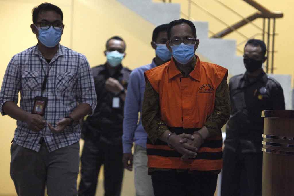 Kemudian, tersangka Hamdan (HD) dan Itong Isnaeni Hidayat (IIH) sebagai penerima suap disangkakan melanggar Pasal 12 huruf c atau Pasal 11 Undang-Undang Nomor 31 Tahun 1999 tentang Pemberantasan Tindak Pidana Korupsi, sebagaimana telah diubah dengan Undang-Undang Nomor 20 Tahun 2001.