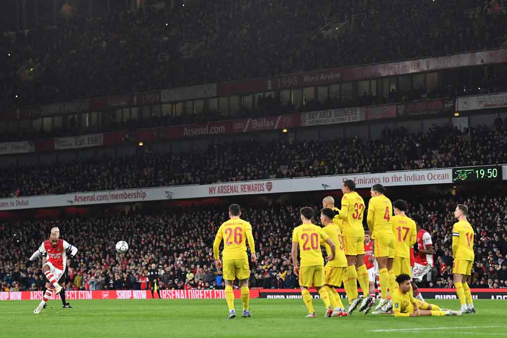 Di awal babak pertama Liverpool lebih banyak tertekan. Arsenal kemudian berpeluang membuka keunggulan lewat situasi tendangan bebas tak jauh dari kotak penalti enam menit pertandingan berjalan. Sayang bola eksekusi Alexandre Lacazette masih menghantam mistar gawang.