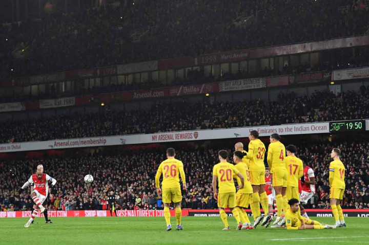 Di awal babak pertama Liverpool lebih banyak tertekan. Arsenal kemudian berpeluang membuka keunggulan lewat situasi tendangan bebas tak jauh dari kotak penalti enam menit pertandingan berjalan. Sayang bola eksekusi Alexandre Lacazette masih menghantam mistar gawang.