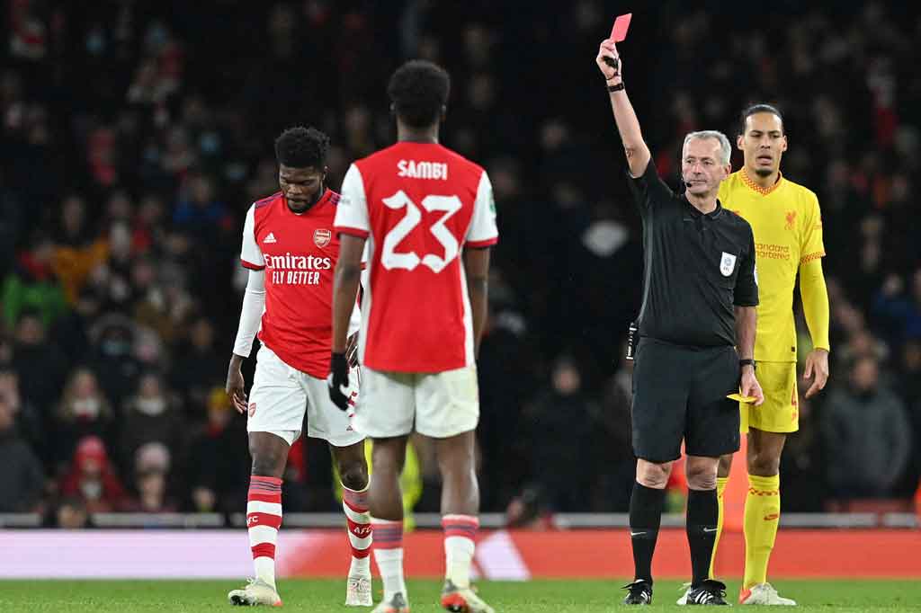 Seperti di Anfield, Arsenal juga kembali harus menuntaskan pertandingan dengan sepuluh pemain karena Thomas Partey diusir wasit Martin Atkinson pada menit ke-90 setelah menerima kartu kuning kedua. Skor 2-0 untuk Liverpool bertahan hingga laga usai.