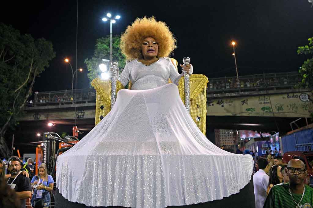 Bersama Tina Turner, Soares dinobatkan sebagai Penyanyi Milenium oleh Radio BBC pada tahun 2000.