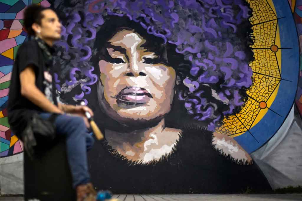 Suara serak Soares yang tidak diragukan lagi menjadikannya salah satu penyanyi paling populer dan terkenal di Brasil, menampilkan lebih dari 30 rekaman yang dirilis selama enam dekade kariernya.