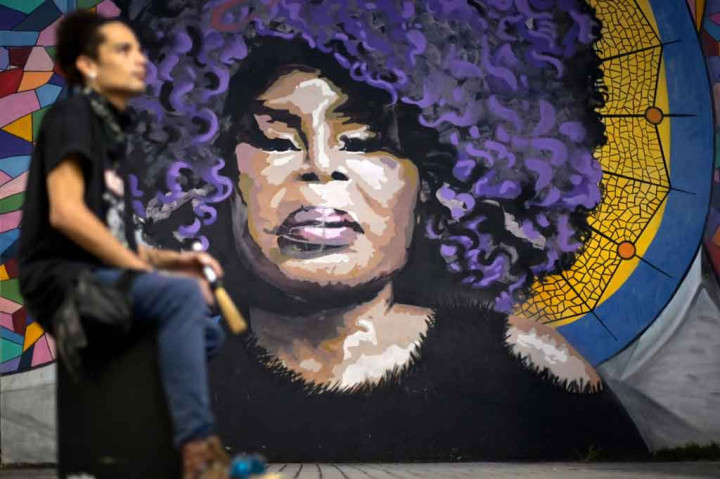 Suara serak Soares yang tidak diragukan lagi menjadikannya salah satu penyanyi paling populer dan terkenal di Brasil, menampilkan lebih dari 30 rekaman yang dirilis selama enam dekade kariernya.