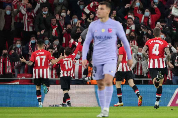 Laga baru berjalan dua menit, Athletic Bilbao sudah berhasil membuka keunggulan lewat tembakan melengkung Iker Muniain ke tiang jauh yang gagal dijangkau Marc-Andre ter Stegen. Skor menjadi 1-0.