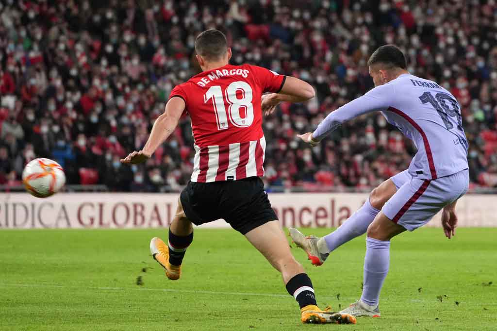 Di paruh kedua, Barcelona sempat mencetak gol lewat tembakan Ferran Torres. Namun, hakim garis lebih dahulu mengangkat bendera tanda terjadinya offside. 