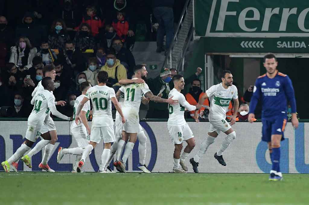 Situasi Madrid bertambah buruk setelah Elche membuka keunggulan di pengujung babak tambahan pertama lewat eksekusi tendangan bebas Gonzalo Verdu.