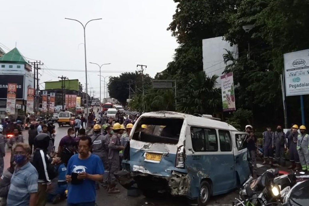 Tabrakan maut itu bermula setelah sebuah truk tronton bermuatan kontainer yang diduga mengalami rem blong melintasi turunan simpang lampu lalu lintas Muara Rapak. Tronton tersebut kemudian menabrak sejumlah kendaraan yang sedang berhenti di lampu merah dari arah belakang.