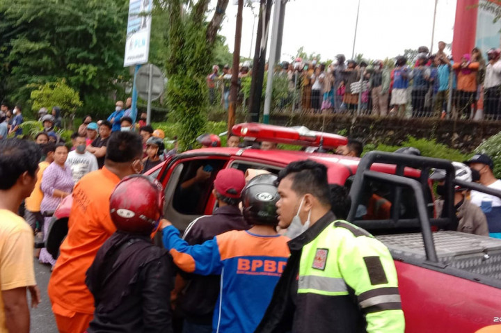 Tronton Tabrak Belasan Kendaraan di Lampu Merah Balikpapan, Lima