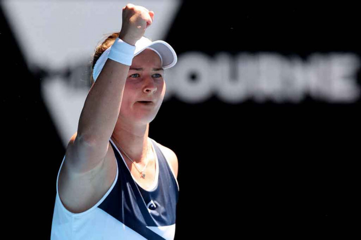 Juara Prancis Terbuka dan peringkat empat dunia Barbora Krejcikova berhasil comeback dan meraih kemenangan atas Jelena Ostapenko di Australia Open, Jumat, 21 Januari 2022. Krejnikova di babak keempat akan menghadapi Victoria Azarenka.