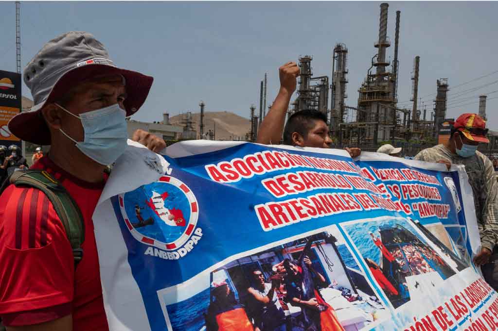 Nelayan tradisional yang terdampak tumpahan minyak di pantai provinsi Callao di Peru melakukan aksi protes di depan Kilang Minyak Pampilla, Rabu, 19 Januari 2022.