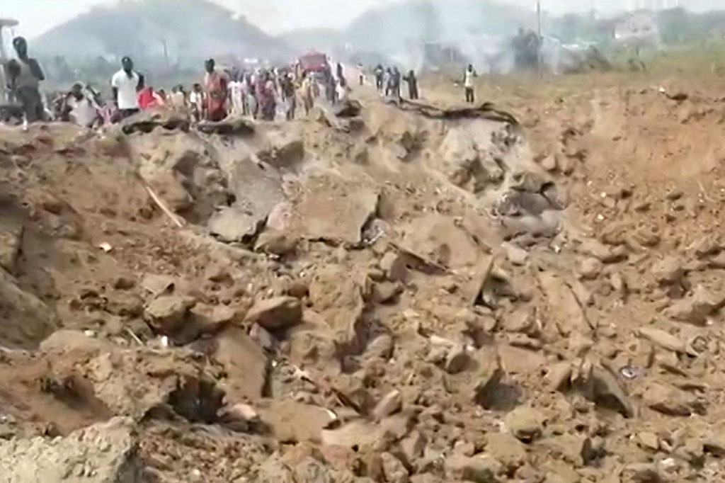 Ledakan itu meninggalkan kawah besar dan menghancurkan lusinan bangunan menjadi tumpukan kayu dan logam yang tertutup debu di Apiate, dekat kota Bogoso, sekitar 300 kilometer (180 mil) barat ibu kota negara Afrika Barat yang kaya mineral, Accra.