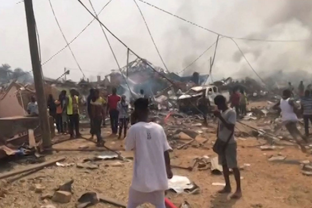 Rekaman menunjukkan penduduk setempat bergegas menuju api yang mengamuk dan asap hitam yang membubung untuk memeriksa kerusakan, sementara petugas penyelamat memeriksa puing-puing untuk mencari korban selamat yang terperangkap dalam kehancuran.