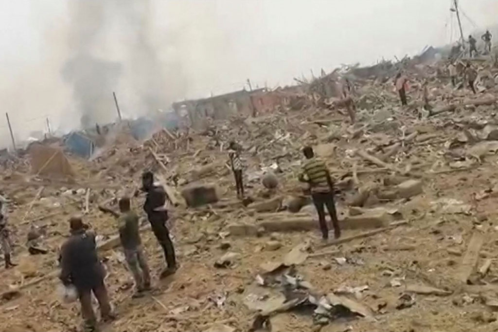 Menteri mengatakan tanda-tanda awal menunjukkan kecelakaan melibatkan truk yang mengangkut bahan peledak untuk sebuah perusahaan pertambangan, dengan sepeda motor dan kendaraan ketiga yang terjadi di dekat sebuah transformator listrik.