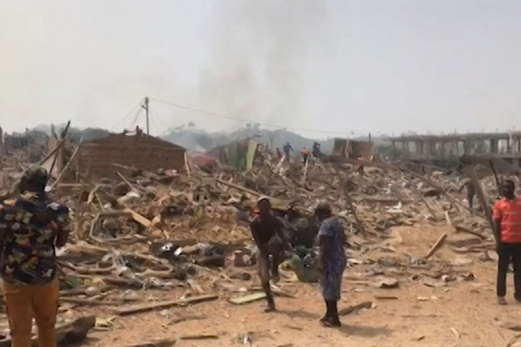 Pemerintah mengatakan, korban yang dalam kondisi kritis akan dipindahkan ke rumah sakit di Accra dan polisi meminta desa-desa di sekitar kejadian untuk membuka sekolah dan gereja mereka untuk tempat pengungsian sementara.