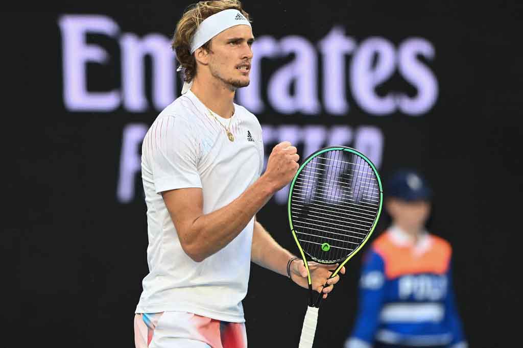 Unggulan ketiga Alexander Zverev melakukan selebrasi usai menang meyakinkan pada babak ketiga Australian Open di John Cain Arena yang merupakan lapangan favoritnya, Jumat, 21 Januari 2022.