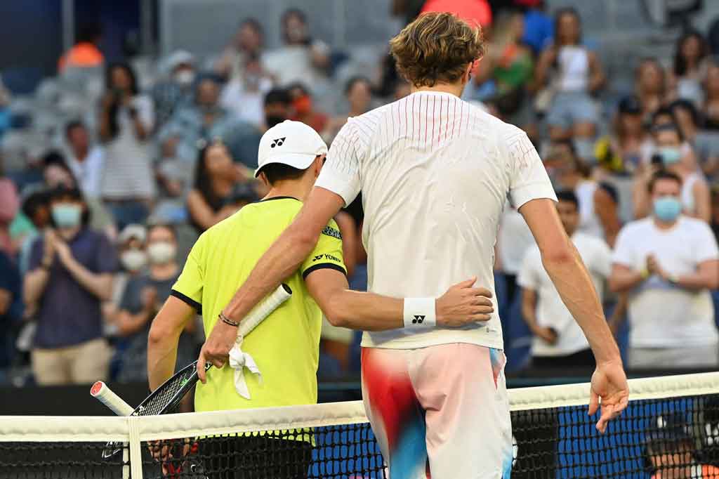 Petenis Jerman berperingkat tiga dunia itu mengalahkan petenis kualifikasi Radu Albot tiga set langsung 6-3, 6-4, 6-4, untuk melaju ke babak 16 besar di Melbourne.