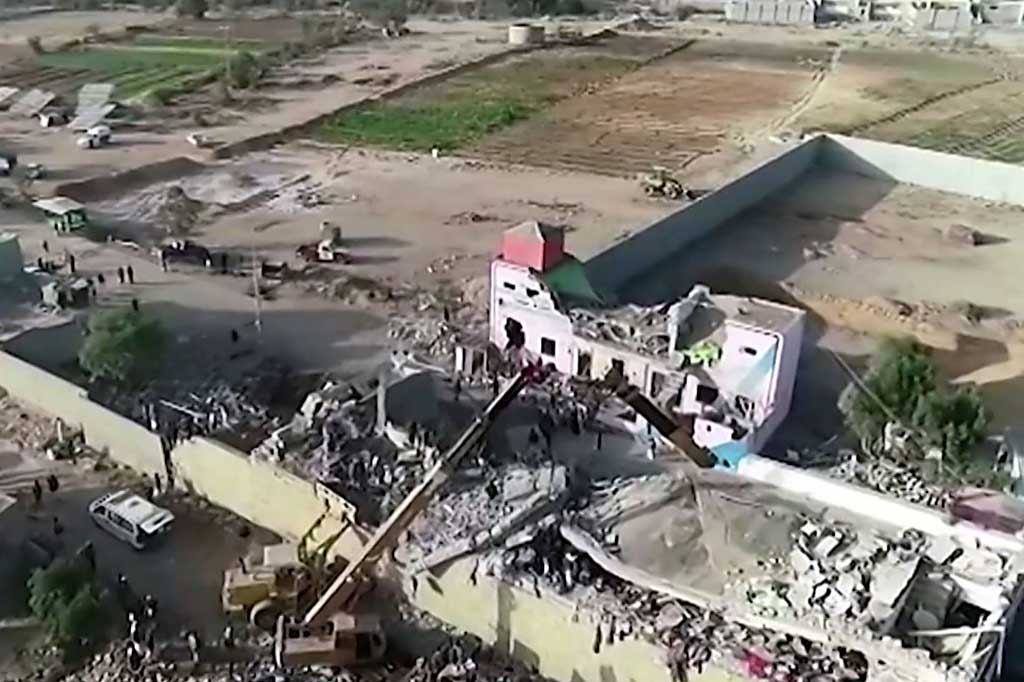 Sebuah serangan udara telah menghancurkan sebuah penjara di kubu pemberontak Houthi di Saada di Yaman utara, Jumat, 21 Januari 2022. Serangan tersebut mengakibatkan lebih dari 100 orang meninggal atau terluka.