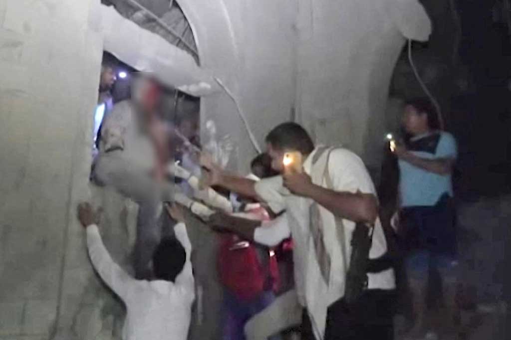 Lebih jauh ke selatan di Hodeida, video pemberontak menunjukkan jenazah di puing-puing dan korban selamat setelah serangan udara dari koalisi pro-pemerintah pimpinan Arab Saudi menghancurkan pusat telekomunikasi. 