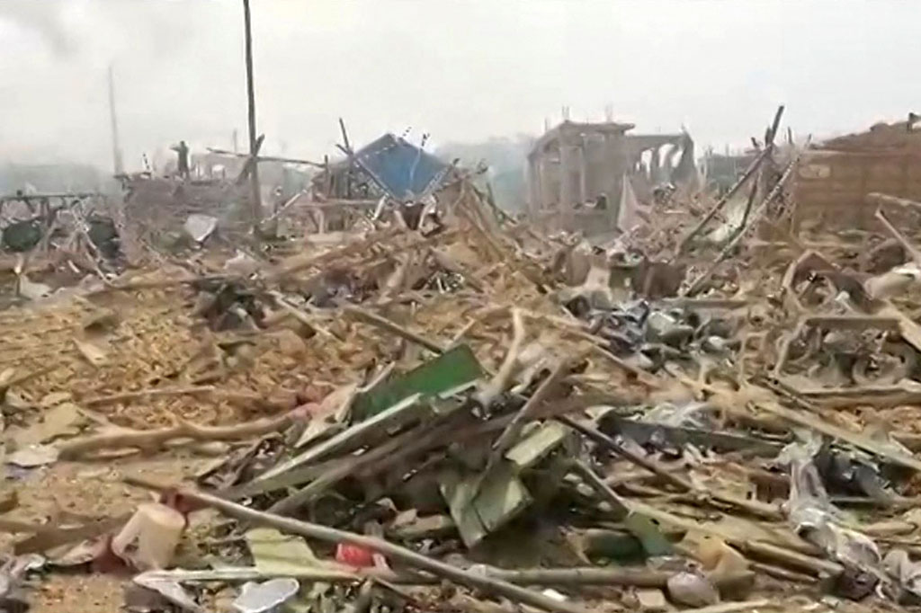 Sedikitnya 17 orang meninggal dan 59 terluka dalam ledakan dahsyat di komunitas tambang di Kawasan Barat Ghana pada Kamis, 20 Januari 2022 waktu setempat. Ledakan terjadi setelah sebuah truk yang membawa bahan peledak bertabrakan dengan sebuah sepeda motor.