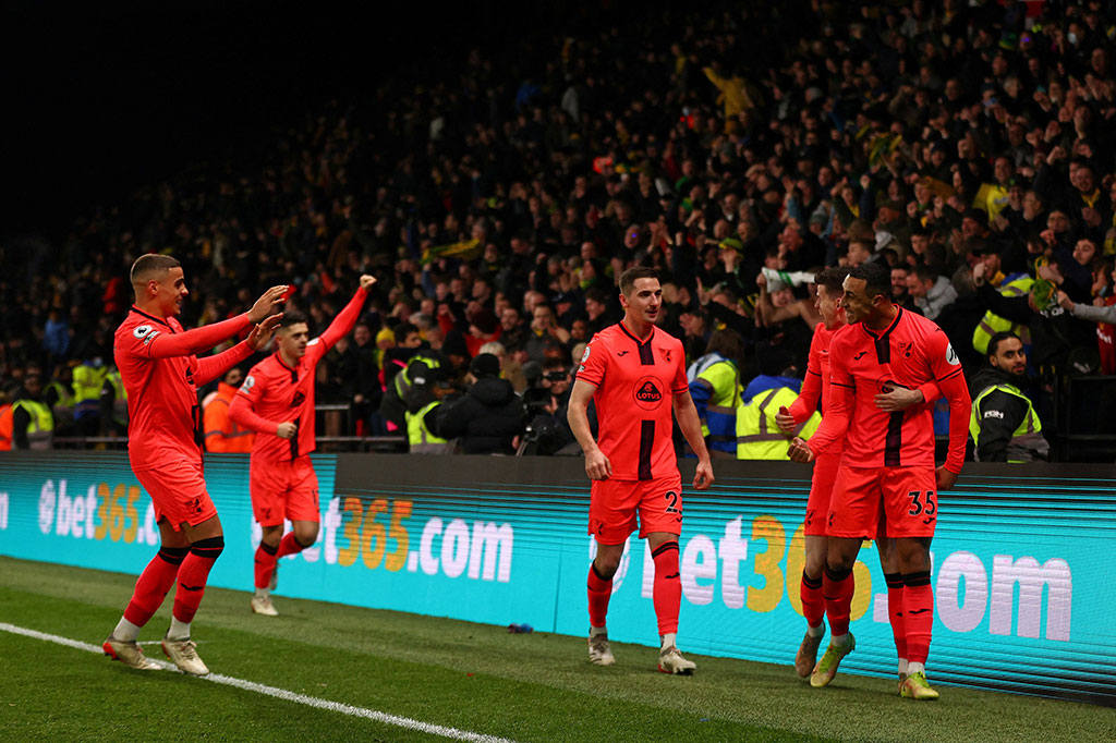 Watford kian menderita dengan gol bunuh diri Juraj Kucka di menit kedua injury time. Skor 3-0 untuk tim tamu bertahan hingga laga usai.