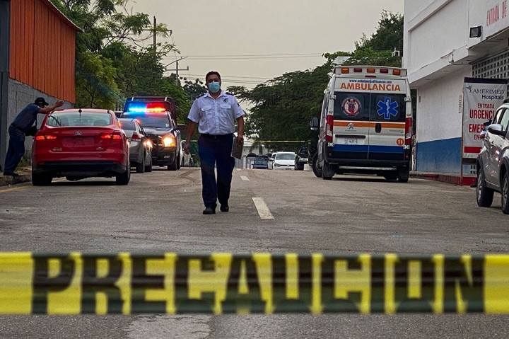 Sebuah ambulans bersiaga di luar Rumah Sakit Playamed, tempat korban yang terluka dipindahkan setelah penembakan di sebuah hotel di Xcaret, Playa del Carmen, negara bagian Quintana Roo, Meksiko, pada Jumat, 21 Januari 2022.