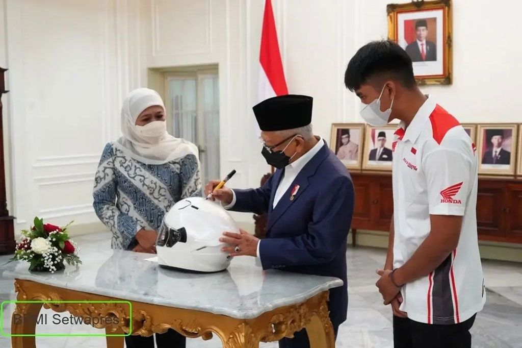 Wapres  Ma'ruf Amin menandatangani helm yang dipakai pembalap Moto3 GP 2022 Indonesia, Mario Suryo Aji, di Istana Wapres Jakarta, Sabtu, 22 Januari 2022.