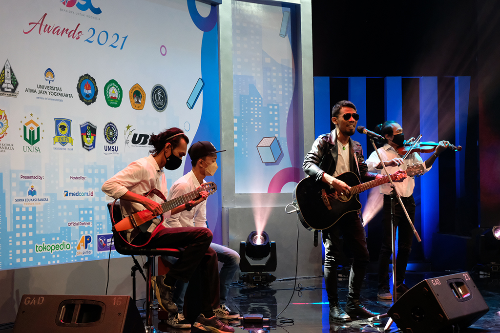 Music Performance dari Institut Musik Jalanan dalam acara OSC Awards 2021, Sabtu, 22 Januari 2022.