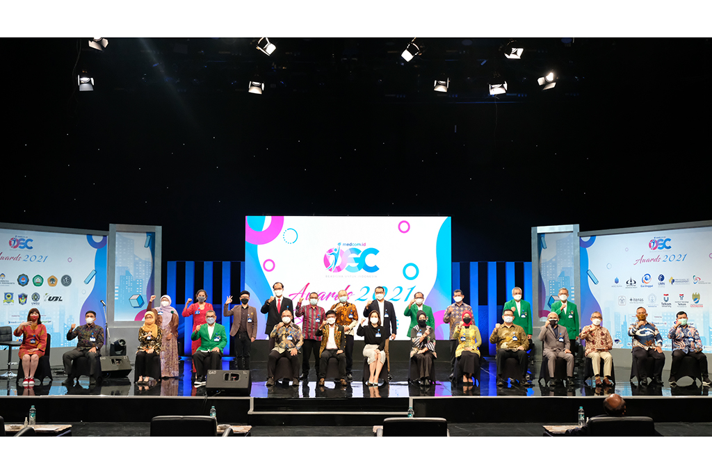 Menkominfo Jhonny G. Plate, bersama Ketua SEBAF dan CEO Media Group M. Mirdal Akib, CEO Medcom.id Kania Sutisnawinata, dan para Rektor dan Wakil Rektor berfoto bersama dalam acara OSC Awards 2021, Sabtu, 22 Januari 2022. 