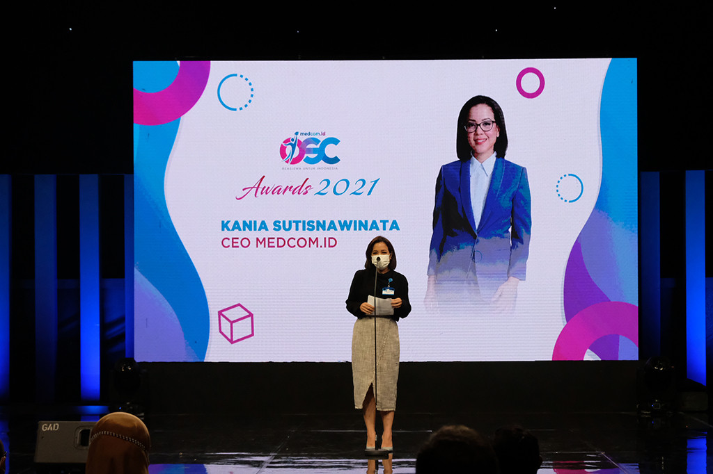 CEO Medcom.id Kania Sutisnawinata memberikan sambutan dalam acara OSC Awards 2021, Sabtu, 22 Januari 2022.