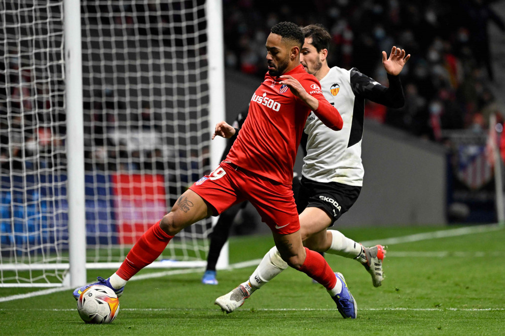 Atletico membalas di menit ke-64. Sepak pojok Yannick Carrasco disambar Matheus Cunha yang tak terkawal di depan gawang.