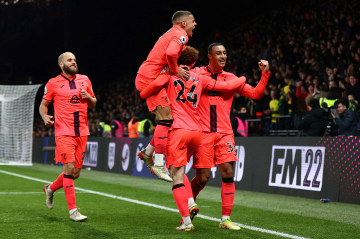 Norwich City keluar dari zona degradasi Liga Premier untuk pertama kalinya musim ini setelah berhasil mengalahkan 10 pemain Watford dengan skor telak 3-0 di Vicarage Road, Sabtu, 22 Januari 2022 dini hari WIB.