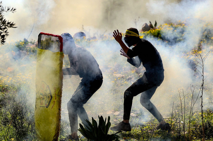 Pemuda Palestina Bentrok dengan Pasukan Keamanan Israel di Tepi