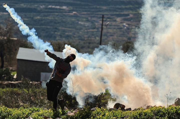 Pemuda Palestina Bentrok dengan Pasukan Keamanan Israel di Tepi