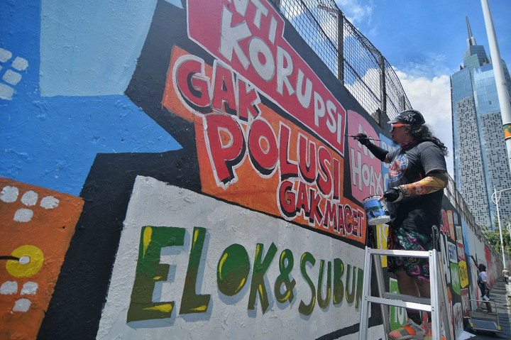 Seniman menyelesaikan pembuatan mural di kawasan Palmerah, Jakarta, Minggu, 23 Januari 2022. 