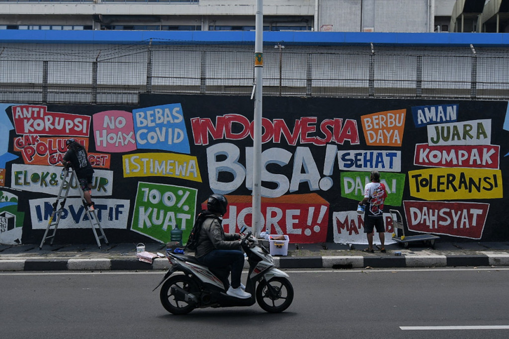 Kegiatan ini dilakukan sebagai gerakan untuk mengajak kita Melukiskan Ulang Indonesia berdasarkan gagasan, perspektif, karya bahkan imajinasi masing-masing. 