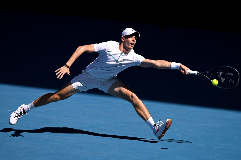 Denis dipastikan bakal bertemu Nadal untuk kelima kalinya lewat kemenangan 6-3, 7- 6(5), 6-3 atas peraih medali emas Olimpiade Tokyo, Alexander Zverev dalam pertandingan babak 16 besar di Margaret Court Arena, Melbourne, Minggu, 23 Januari 2022, siang WIB.