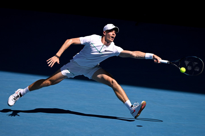 Denis dipastikan bakal bertemu Nadal untuk kelima kalinya lewat kemenangan 6-3, 7- 6(5), 6-3 atas peraih medali emas Olimpiade Tokyo, Alexander Zverev dalam pertandingan babak 16 besar di Margaret Court Arena, Melbourne, Minggu, 23 Januari 2022, siang WIB.