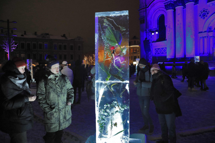 Pengunjung melihat pameran karya pahatan es jelang upacara pembukaan Ibu Kota Kebudayaan Eropa di Kaunas, Lituania, 22 Januari 2022.